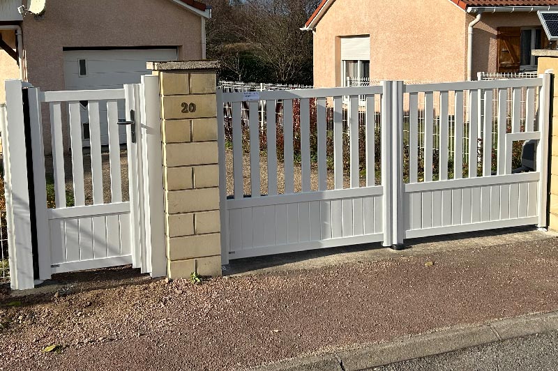 Installation de menuiseries extérieures : portes et portails sur mesure par VR MENUISERIE