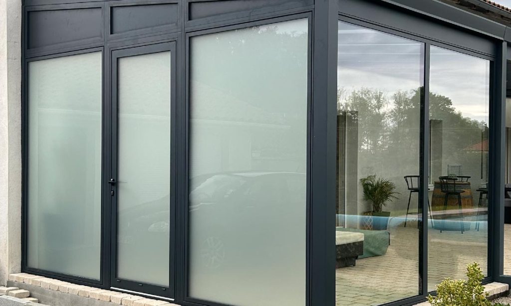 Aménagements extérieurs sur mesure avec pose de pergola bioclimatique par VR MENUISERIE